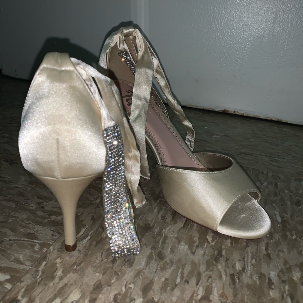 Journee Collection Briela Heels